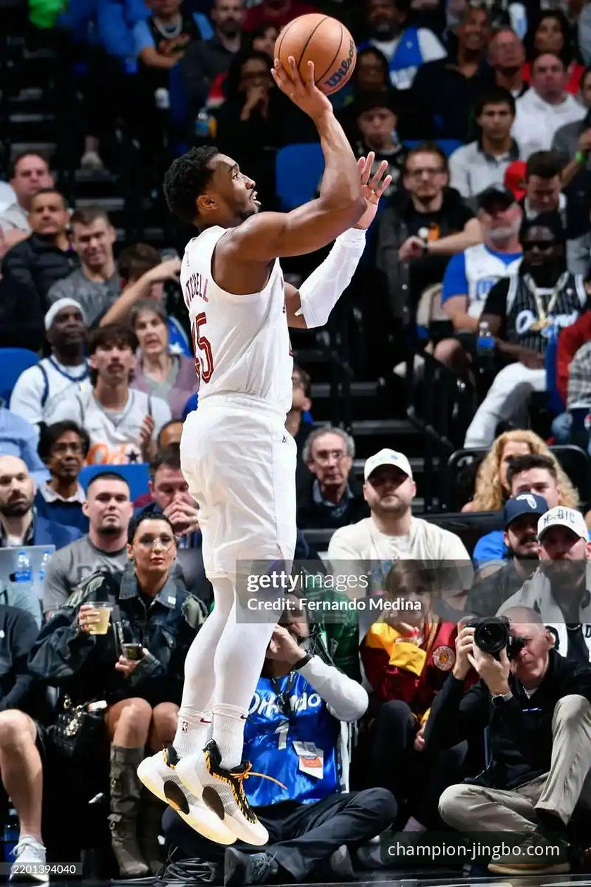 竞博官方网站怎么登录 竞博体育官网最新动态:米切尔42分力挽狂澜,骑士主场险胜魔术延续连胜